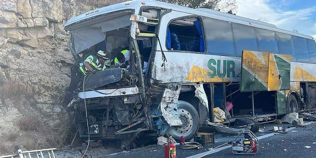 Choque entre autobús y camión dejó un muerto en la carretera Cuacnopalan