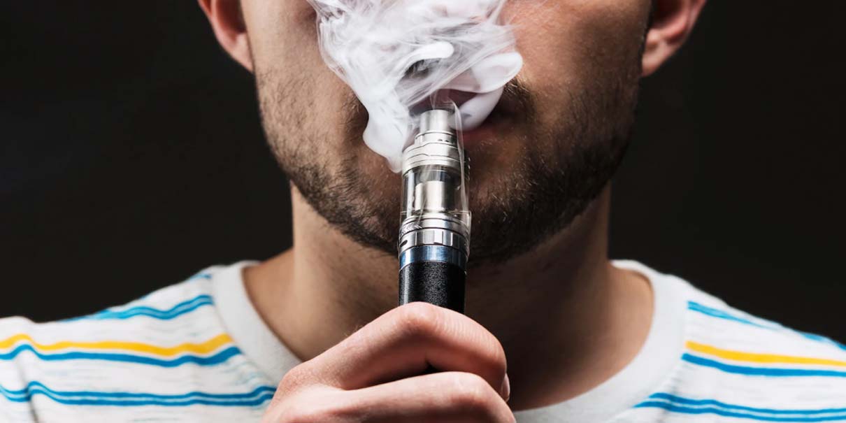 Cárcel de hasta 8 años para quienes produzcan o vendan vapeadores en México; consumidores quedan sin sanciones