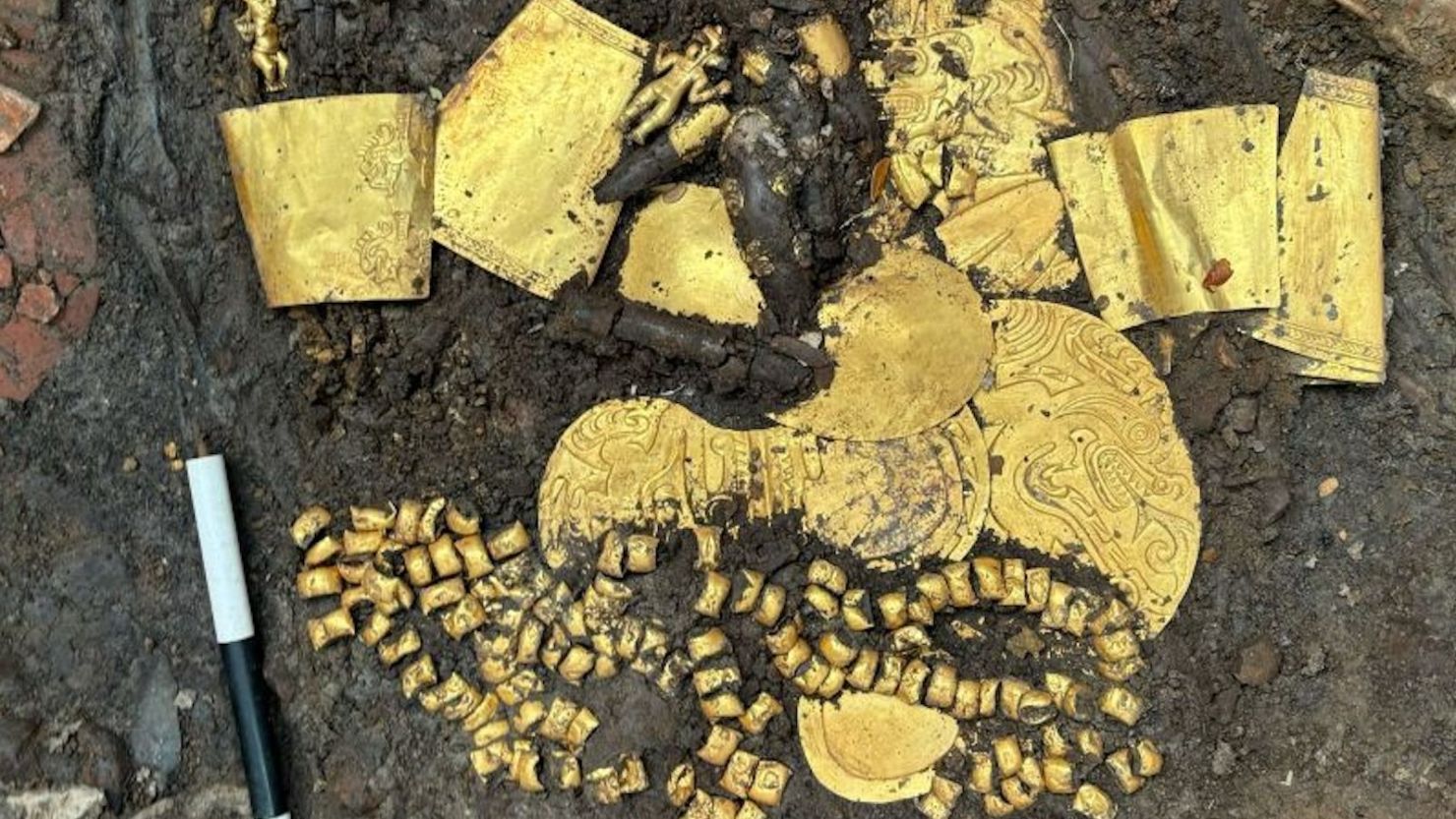 Hallan tumba milenaria con tesoros de oro en Panamá