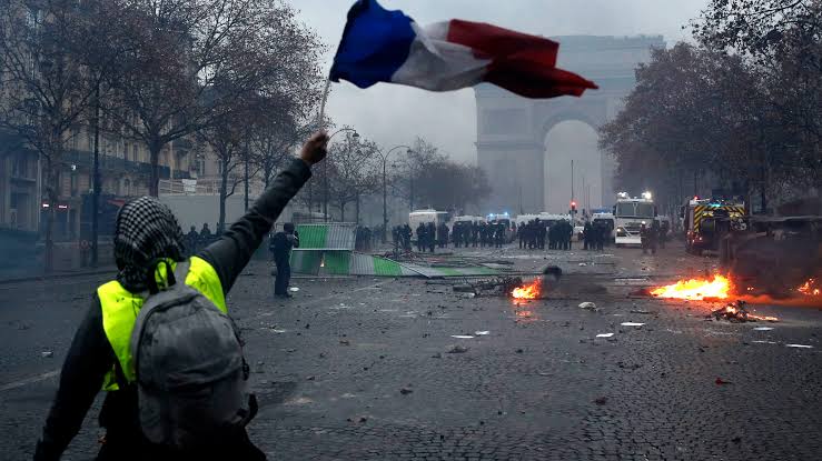 Emmanuel Macron condena violentos disturbios en Francia y promete mano dura contra saqueadores