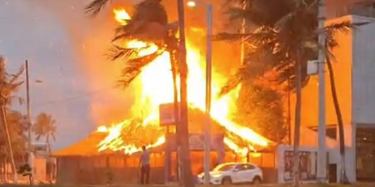 Voraz incendio arrasa restaurante Villa Rica Express en Boca del Río, Veracruz