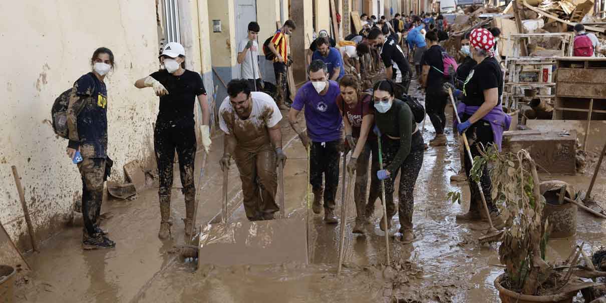 Lanzan lodo e insultos al rey de España en visita a zona damnificada por inundaciones