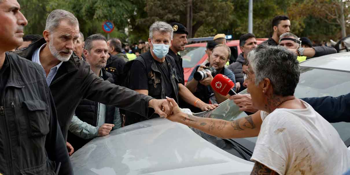 Lanzan lodo e insultos al rey de España en visita a zona damnificada por inundaciones