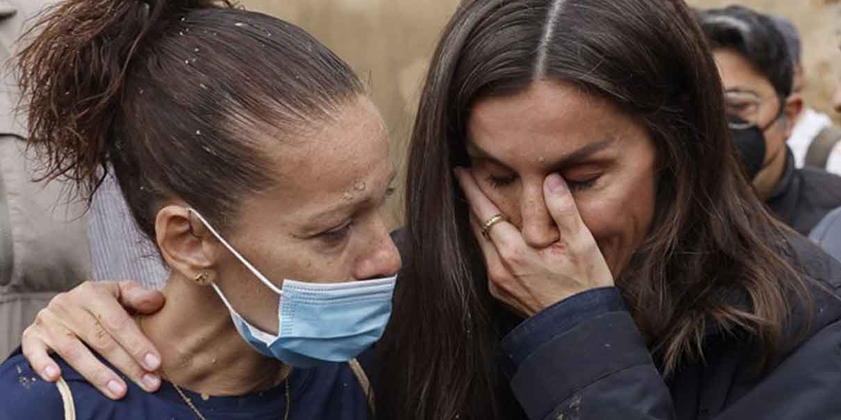 Lanzan lodo e insultos al rey de España en visita a zona damnificada por inundaciones