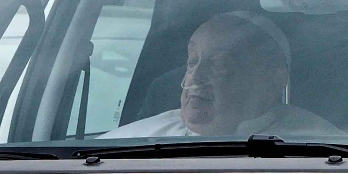 El-papa-Francisco-reaparece-en-público-tras-superar-una-grave-neumonía2.jpg