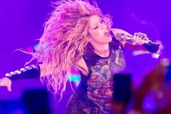 VIDEO. Shakira resbala durante un concierto en Chile 