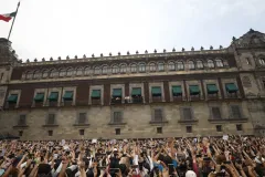 BTS causa furor en Palacio Nacional junto a Sheinbaum; miles acuden al Zócalo