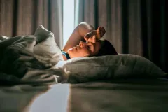 ¿Por qué las mujeres tienen hasta tres veces más migraña que los hombres?