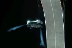 Así es el Tesla Roadster hace giros y saltos en el aire