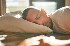 Dormir menos de 6 horas puede afectar tus músculos después de los 40