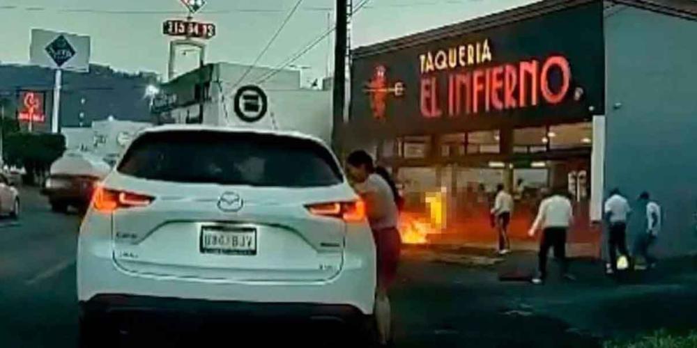 Tragafuegos ataca con gasolina a mariachis y les prende fuego en Morelia