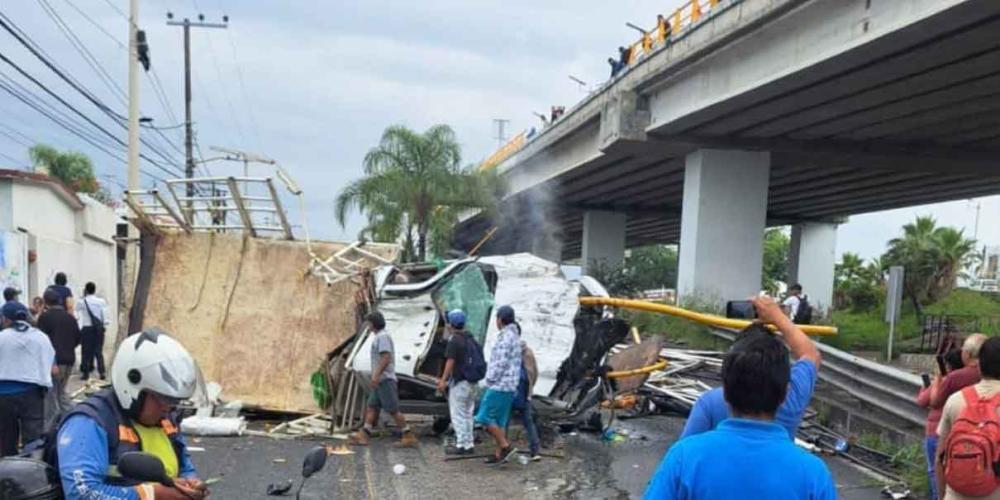 Camión cae de distribuidor vial, chofer sobrevive y se lanza de puente peatonal