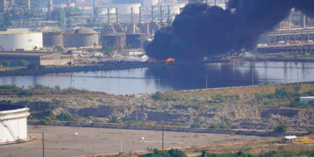 VIDEO. Incendio en refinería de Pemex en Oaxaca, el segundo en dos meses 