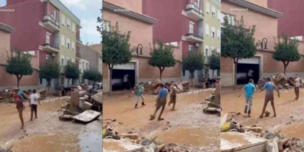 La inocencia de ser niños, en medio de la tragedia de Valencia juega futbol en lodo 