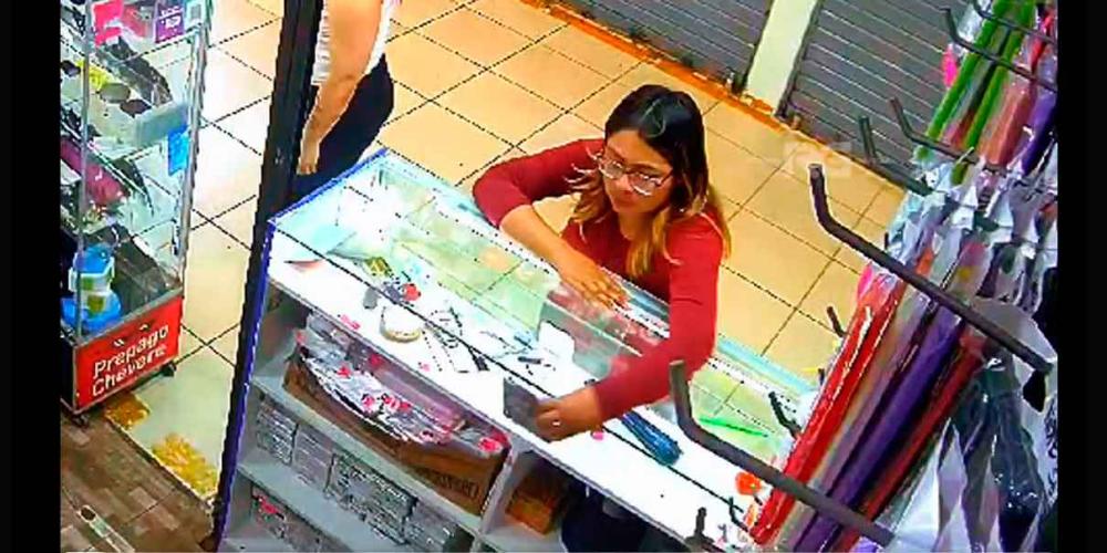 Video. Golpean a mujer cuando robaba un celular de un local