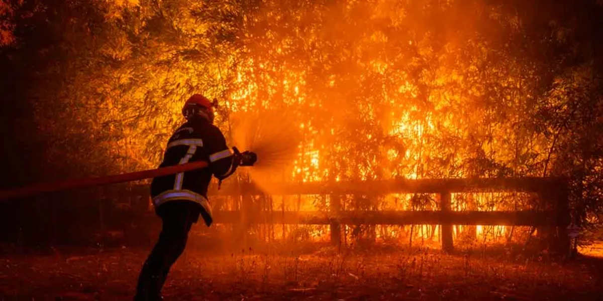 Incendio en Francia se mantiene fuera de control: 240 viviendas destruidas, 220 mil evacuados