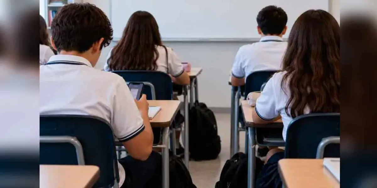 SEP restringirá celulares en primarias y secundarias desde octubre