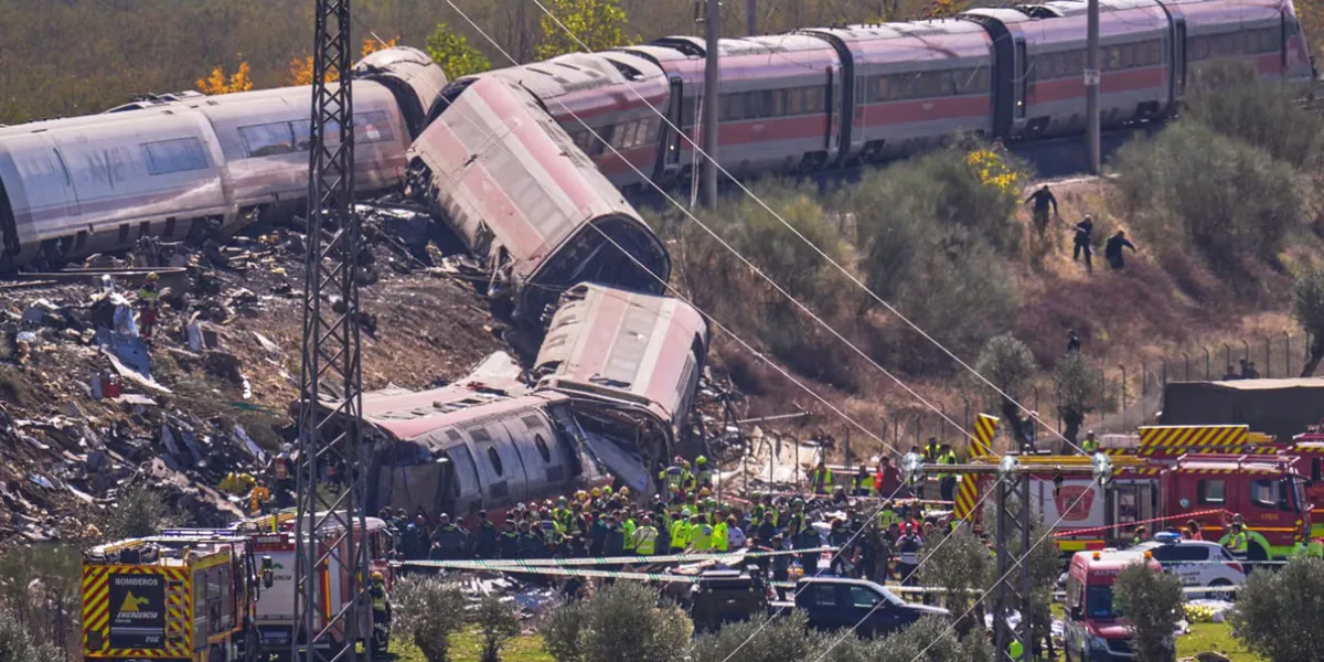 España decreta tres días de luto tras accidente de trenes que dejó 69 muertos