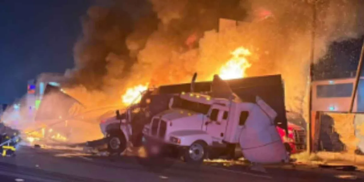 Fuego devora tres tráileres tras choque durante bloqueo en la México-Toluca