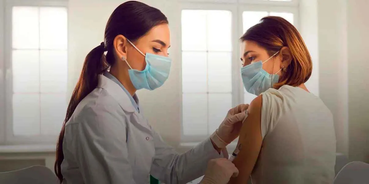 ¿Qué pasa si te vacunas contra influenza y COVID-19 el mismo día?