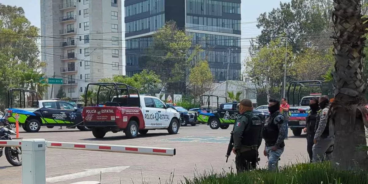 Hombre toma de rehenes y dispara contra policías en plaza comercial de Puebla