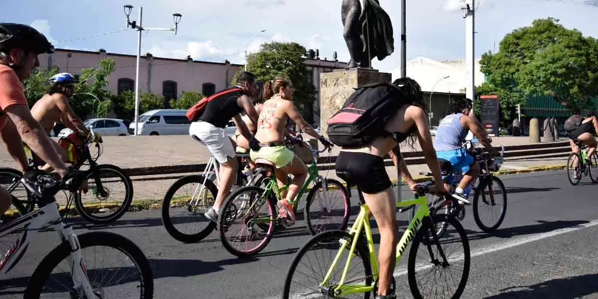 Con rodada al desnudo, exigen respeto para los ciclistas en Guadalajara