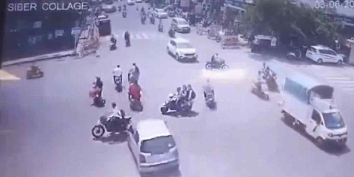 VIDEO FUERTE. Adulto mayor pierde el control de su unidad y atropella a motociclistas; fallecen dos