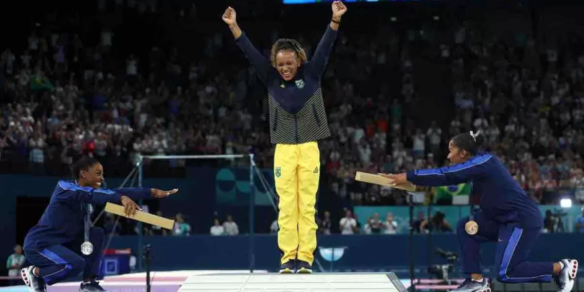 VIDEO. Simone Biles y Jordan Chiles honran a la brasileña Rebeca Andrade, ganadora del Oro