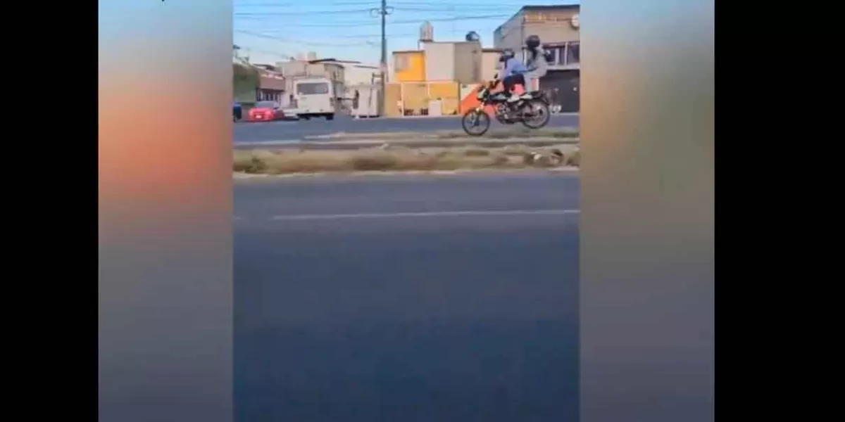 VIDEO. Discusión vial termina con biker volando por los aires en Ecatepec 