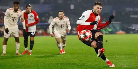 Santi Giménez anotó doblete al Bayern; iguala marca de Messi y Neymar en Champions League
