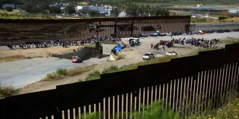EU refuerza la frontera: construirá más de 11 kilómetros de muro con México