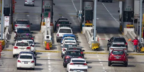 Asalto masivo en la autopista Siglo XXI: delincuentes en Versa negro simulan ser policías