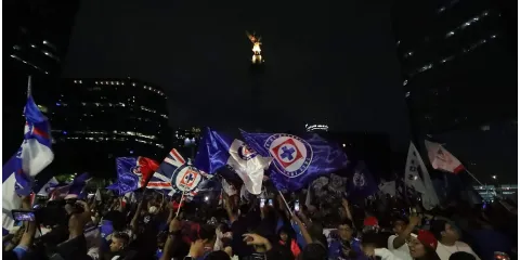 Cruz Azul celebra su décima estrella en el Ángel de la Independencia