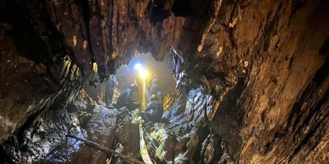 Milagro en Laos: rescatan a mineros atrapados 10 días en cueva; siguen desaparecidos