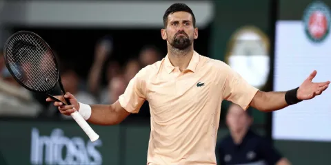 Novak Djokovic avanza en Roland Garros tras tenso cruce con el público
