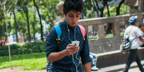 Son jóvenes mexicanos los que pasan más tiempo en internet a nivel mundial