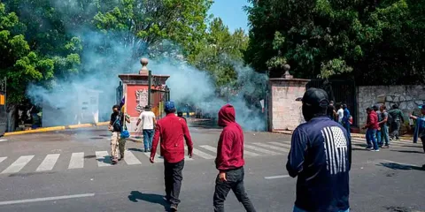 Habitantes de Sevina se enfrentan con antimotines en Casa Michoacán para exigir mayor seguridad