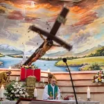 Muere sacerdotes tras impacto por una cruz durante transmisión en directo