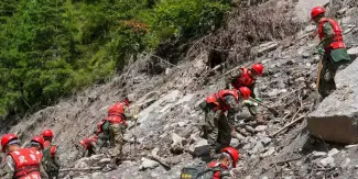 Nepal y China buscan a más de 2 mil 400 desaparecidos tras devastadora riada