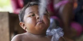 La historia de rehabilitación de Ardi Rizal, el niño que fumaba 40 cigarrillos al día