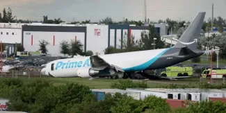 Avión de carga termina en llamas tras salirse de pista en aeropuerto de Miami
