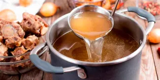 ¿El caldo de huesos y la gelatina rejuvenecen la cara? Esto dice la ciencia