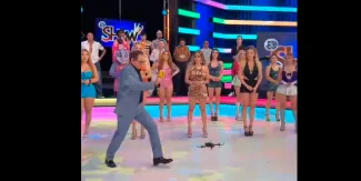 MADRA*#. Conductor de TV en Monterrey patea dron y golpea cara de modelo en vivo. VIDEO