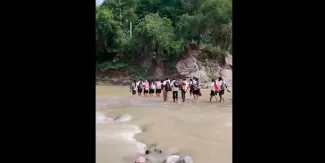 Sin puente, 87 niños de Guerrero arriesgan su vida para ir a la escuela
