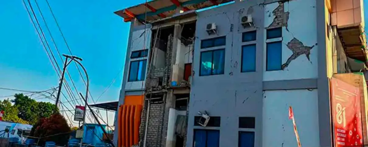 Terremoto de 7.7 sacude Indonesia y activa alerta de tsunami