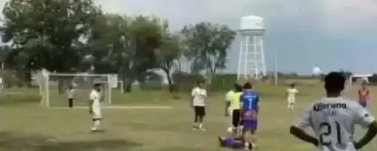 Hombres armados irrumpen en cancha de futbol y deja un muerto en Guanajuato. VIDEO