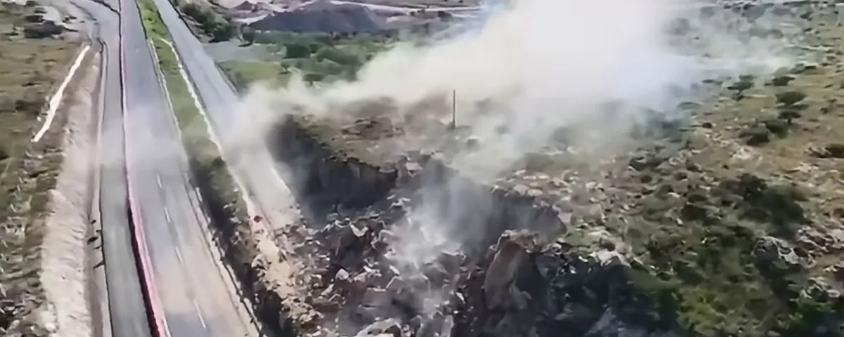 Explosión controlada termina con cerro en la carretera 5