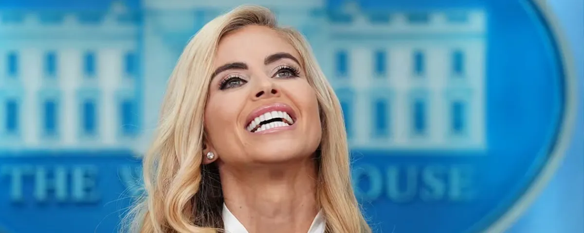 Katie Zacharia sale de la Casa Blanca tras su polémica conferencia de 14 minutos